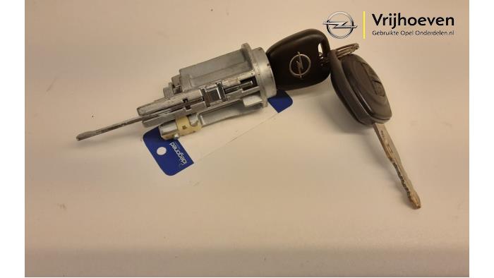 Używane Stacyjka + Kluczyk Opel Agila (B) 1.0 12V Cena € 35,00 Procedura marży oferowane przez Autodemontage Vrijhoeven B.V.