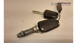 Gebrauchte Zündschloss + Schlüssel Opel Corsa D 1.2 16V Preis € 40,00 Margenregelung angeboten von Autodemontage Vrijhoeven B.V.