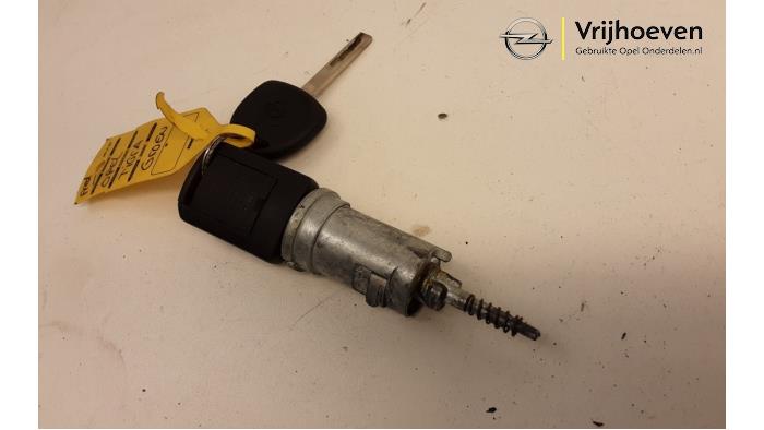 Ignition lock + key from a Opel Tigra Twin Top 1.4 16V 2004