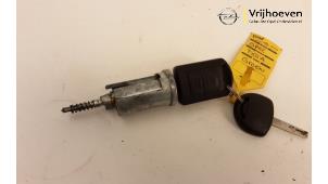 Used Ignition lock + key Opel Tigra Twin Top 1.4 16V Price € 50,00 Margin scheme offered by Autodemontage Vrijhoeven B.V.
