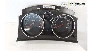 Usados Panel de instrumentación Opel Astra H Twin Top (L67) 1.6 16V Precio € 50,00 Norma de margen ofrecido por Autodemontage Vrijhoeven B.V.