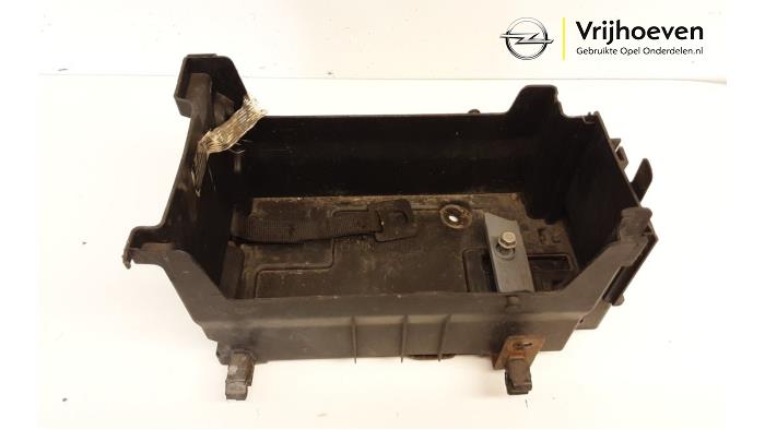Begagnade Batterilåda Opel Insignia 1.8 16V Ecotec Pris € 25,00 Marginaltabell erbjuds av Autodemontage Vrijhoeven B.V.