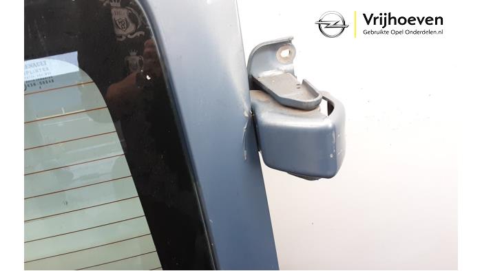 Tylne drzwi samochodu dostawczego z Opel Vivaro 2.5 CDTI 16V 2008