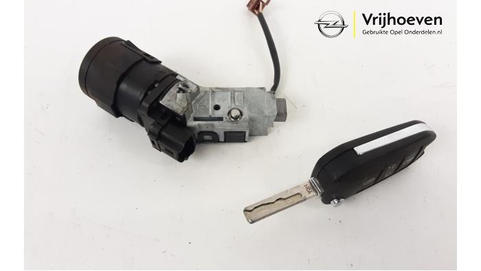 Cerradura de contacto y llave de un Opel Corsa F (UB/UH/UP) 1.2 Turbo 12V 100 2020