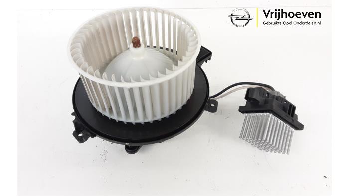 Heating and ventilation fan motor from a Opel Astra K Sports Tourer 1.0 Turbo 12V 2018