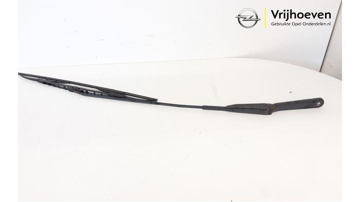 Front wiper arm from a Opel Vivaro 2.5 CDTI 16V 2008