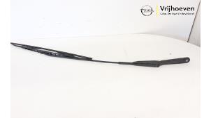 Used Front wiper arm Opel Vivaro 2.5 CDTI 16V Price € 25,00 Margin scheme offered by Autodemontage Vrijhoeven B.V.