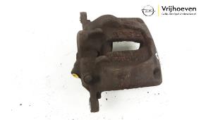 Used Front brake calliper, right Opel Vivaro 2.5 CDTI 16V Price € 30,00 Margin scheme offered by Autodemontage Vrijhoeven B.V.