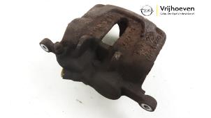 Used Front brake calliper, left Opel Vivaro 2.5 CDTI 16V Price € 30,00 Margin scheme offered by Autodemontage Vrijhoeven B.V.
