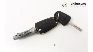 Usagé Serrure de contact + clé Opel Corsa D 1.2 16V Prix € 40,00 Règlement à la marge proposé par Autodemontage Vrijhoeven B.V.