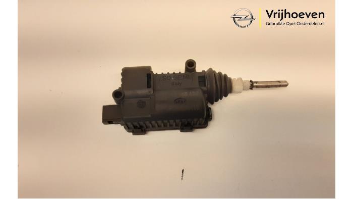 Tank flap lock motor from a Opel Astra H Twin Top (L67) 1.6 16V 2006
