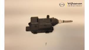 Used Tank flap lock motor Opel Astra H Twin Top (L67) 1.6 16V Price € 20,00 Margin scheme offered by Autodemontage Vrijhoeven B.V.