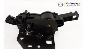 Used Tailgate lock mechanism Opel Tigra Twin Top 1.4 16V Price € 200,00 Margin scheme offered by Autodemontage Vrijhoeven B.V.