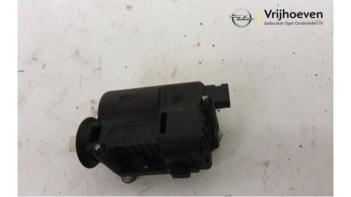Tank flap lock motor from a Opel Astra H (L48) 1.6 16V Twinport 2004