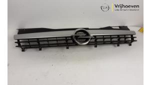 Używane Grill Opel Astra H (L48) 1.6 16V Twinport Cena € 60,00 Procedura marży oferowane przez Autodemontage Vrijhoeven B.V.