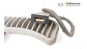 Używane Zlacze AUX/USB Opel Astra Cena € 15,00 Procedura marży oferowane przez Autodemontage Vrijhoeven B.V.