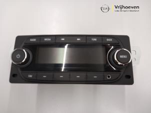 Używane Modul radiowy Opel Karl 1.0 12V Cena € 80,00 Procedura marży oferowane przez Autodemontage Vrijhoeven B.V.