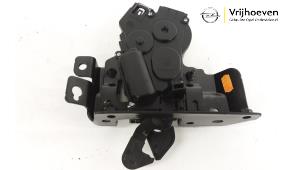 Used Tailgate lock mechanism Opel Tigra Twin Top 1.4 16V Price € 120,00 Margin scheme offered by Autodemontage Vrijhoeven B.V.