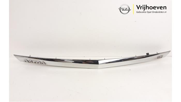 Decorative strip tailgate from a Opel Astra H (L48) 1.6 16V 2008