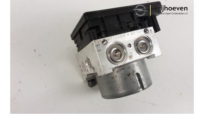 ABS pump from a Opel Corsa F (UB/UH/UP) 1.2 12V 75 2021