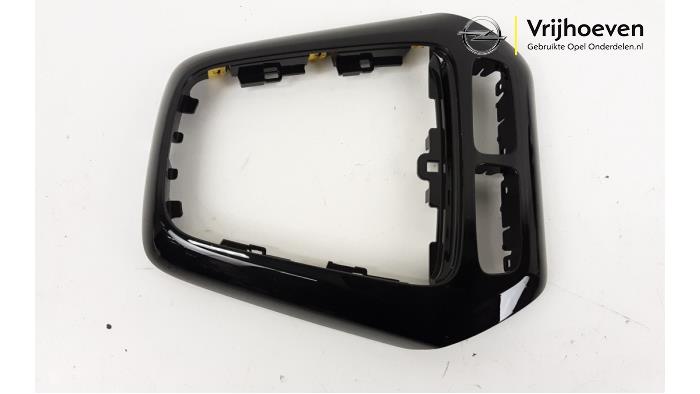 Middle console from a Opel Corsa F (UB/UH/UP) 1.2 12V 100 2019