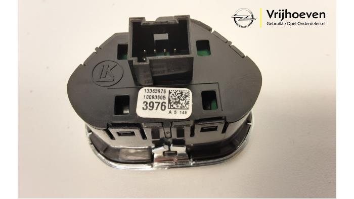 Interruptor de luz de pánico de un Opel Adam 1.4 S Turbo 2015