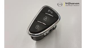 Gebrauchte Schalter (sonstige) Opel Adam 1.2 16V Preis € 10,00 Margenregelung angeboten von Autodemontage Vrijhoeven B.V.