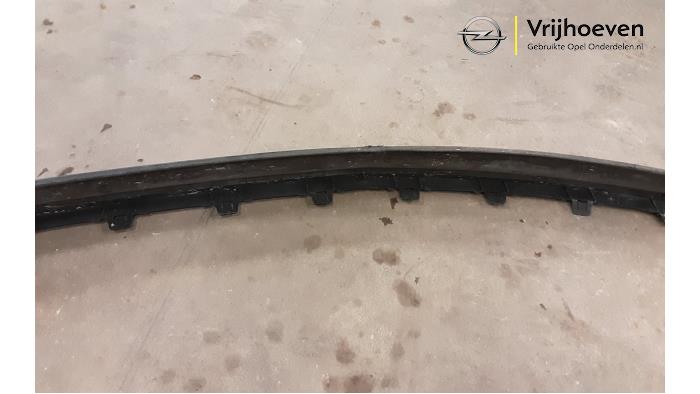 Spoiler front bumper from a Opel Vectra C GTS 2.2 DIG 16V 2004