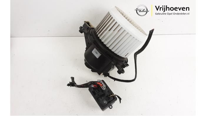 Motor de ventilador de calefactor de un Opel Combo Life/Tour 1.2 110 2021