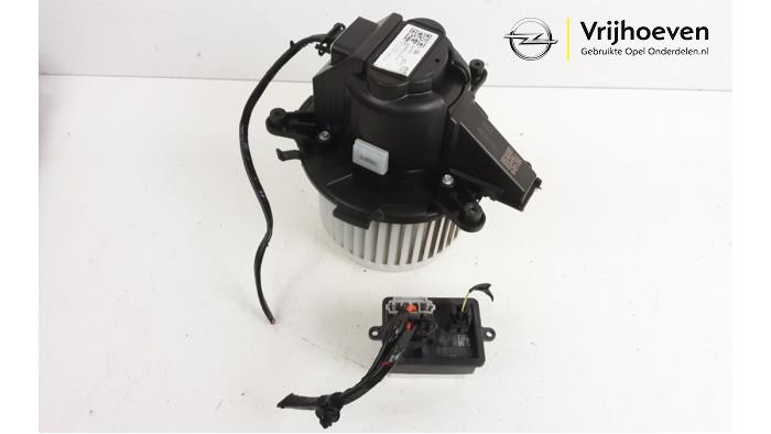 Motor de ventilador de calefactor de un Opel Combo Life/Tour 1.2 110 2021