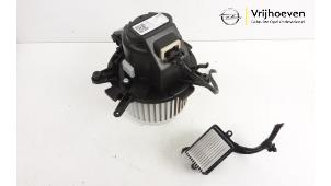 Usados Motor de ventilador de calefactor Opel Combo Life/Tour 1.2 110 Precio € 60,00 Norma de margen ofrecido por Autodemontage Vrijhoeven B.V.