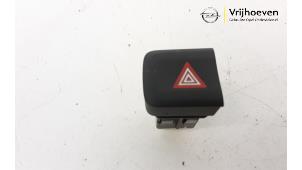Usados Interruptor de luz de pánico Opel Combo Life/Tour 1.2 110 Precio € 10,00 Norma de margen ofrecido por Autodemontage Vrijhoeven B.V.