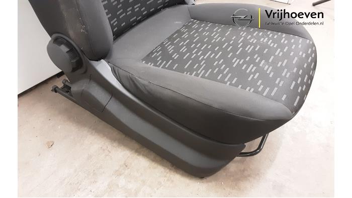 Seat, right from a Opel Combo 1.3 CDTI 16V ecoFlex 2012