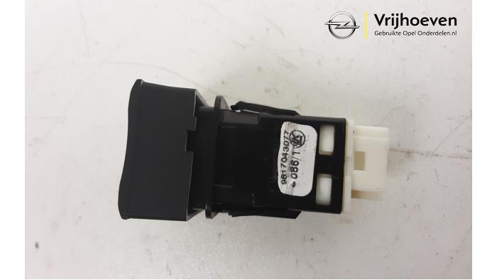 Panic lighting switch from a Vauxhall Combo Life 1.5 CDTI 100 2021