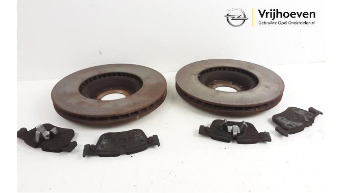 Brake disc + block front from a Vauxhall Combo Life 1.5 CDTI 100 2021