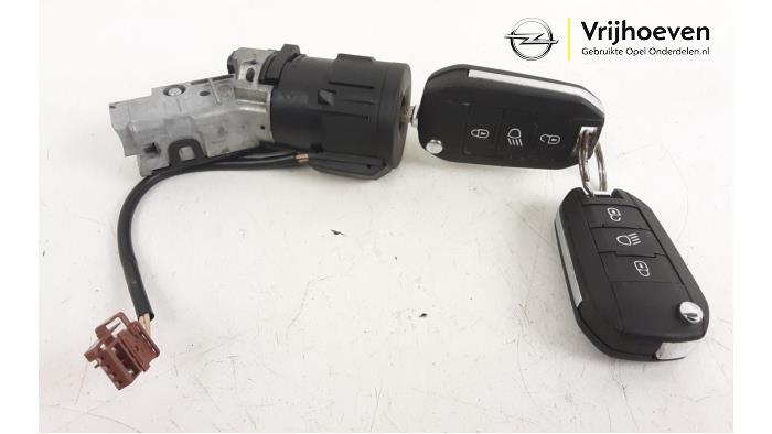 Używane Stacyjka + Kluczyk Opel Combo Life 1.5 CDTI 100 Cena € 25,00 Procedura marży oferowane przez Autodemontage Vrijhoeven B.V.