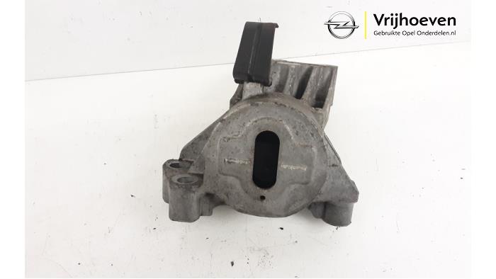 Usagé Support moteur Opel Combo 1.3 CDTI 16V ecoFlex Prix € 30,00 Règlement à la marge proposé par Autodemontage Vrijhoeven B.V.