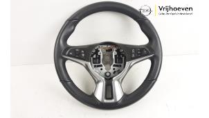 Używane Kierownica Opel Adam 1.2 16V Cena € 50,00 Procedura marży oferowane przez Autodemontage Vrijhoeven B.V.