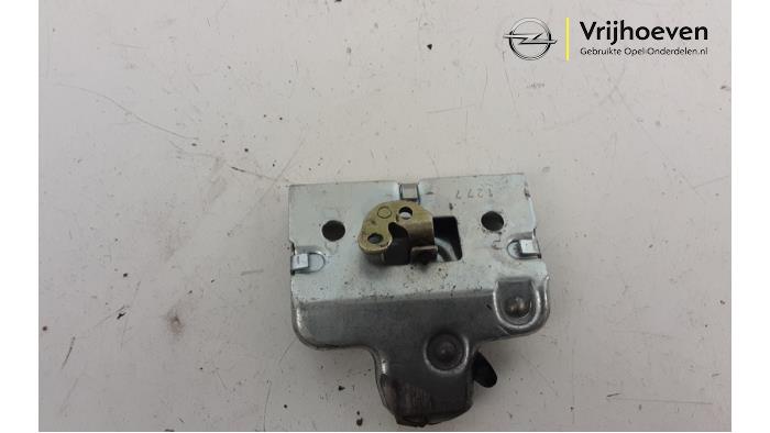 Tailgate lock mechanism from a Opel Astra F (53B) 1.6i 1996