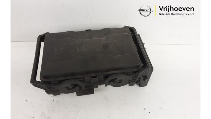 Caja de fusibles de un Opel Insignia Grand Sport 1.5 Turbo 16V 165 2017