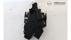 Used Tailgate lock mechanism Opel Tigra Twin Top 1.4 16V Price € 120,00 Margin scheme offered by Autodemontage Vrijhoeven B.V.