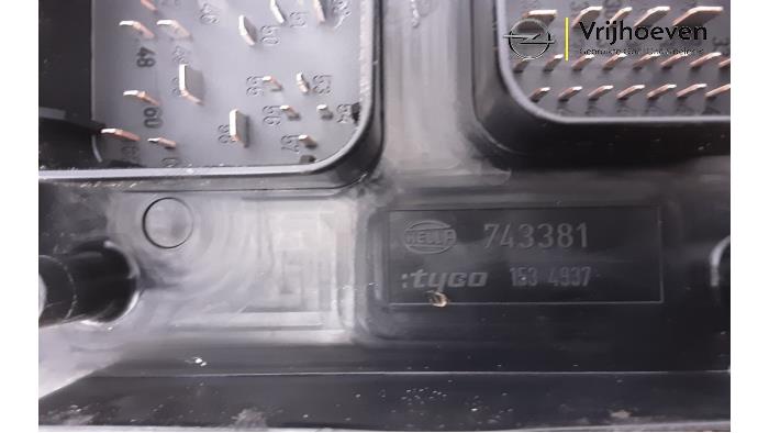 Caja de fusibles de un Opel Astra H Twin Top (L67) 1.8 16V 2006