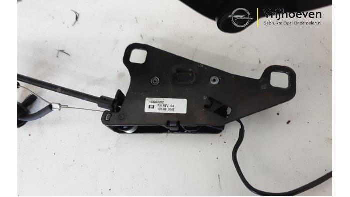 Convertible top hinge from a Opel Astra H Twin Top (L67) 1.8 16V 2006