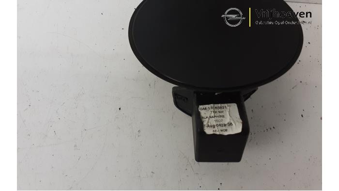 Tank cap cover from a Opel Astra H SW (L35) 2.0 16V Turbo 2004