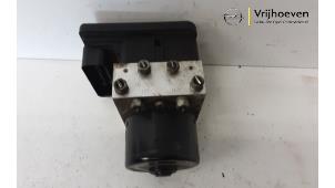 ABS-pump från en Opel Astra H SW (L35) 2.0 16V Turbo 2004