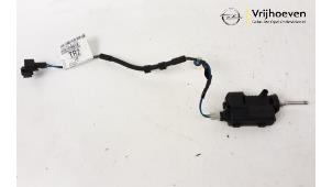Used Tank flap lock motor Opel Astra H Twin Top (L67) 1.6 16V Price € 30,00 Margin scheme offered by Autodemontage Vrijhoeven B.V.