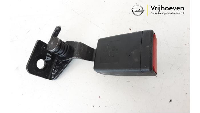 Insertion ceinture de sécurité arrière gauche d'un Opel Insignia 1.6 CDTI 16V 2017