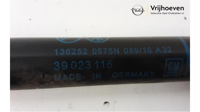 Juego de amortiguadores de gas del portón trasero de un Opel Astra K Sports Tourer 1.6 CDTI 110 16V 2016