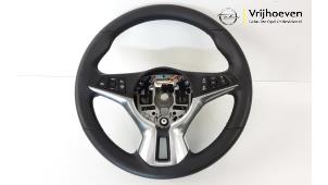 Używane Kierownica Opel Adam 1.2 16V Cena € 50,00 Procedura marży oferowane przez Autodemontage Vrijhoeven B.V.