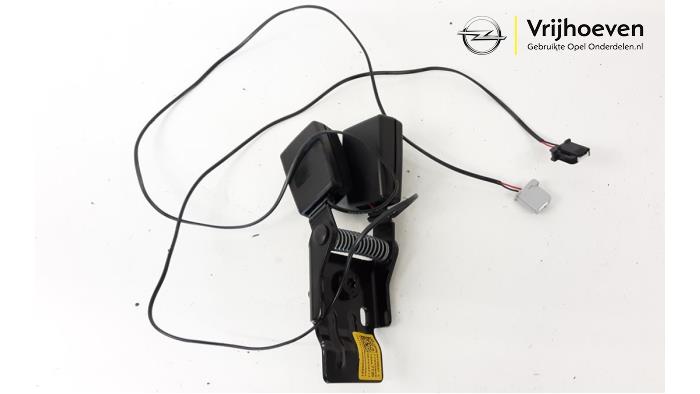 Insertion ceinture de sécurité arrière centre d'un Opel Adam 1.2 16V 2016